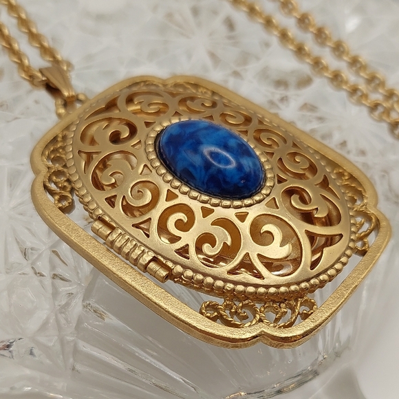 Avon 70's 'Yesteryear' Gold-Tone Photo Locket Necklace Blue Stone Pendant EVC - Picture 4 of 17